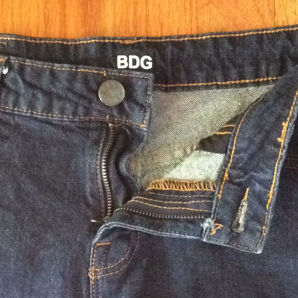 BDG Mid Rise Alexa 5 Pocket Shortie Shorts… - Picture 5 of 7